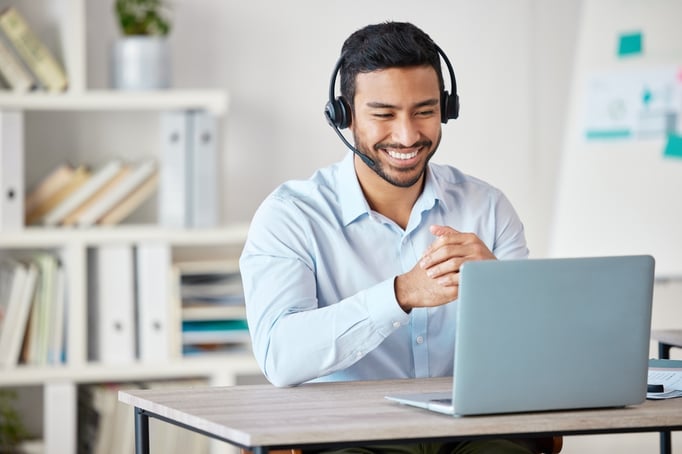 smiling-wholesale-distribution-software-customer-support-rep